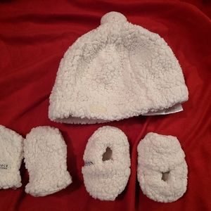 Winter Hat, mits and booties